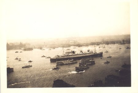 Queen Mary arrives in NY
